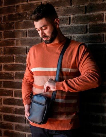 A versatilidade da shoulder bag masculina A versatilidade da shoulder bag masculina